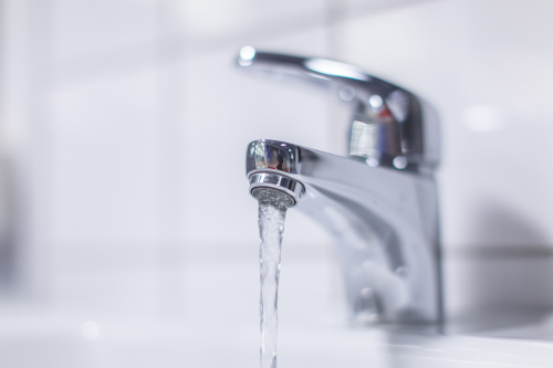 Vann som renner fra en vannkran.