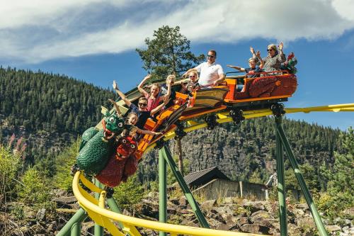 Berg- og dalbanen "Fyr og Flamme" på Hunderfossen Eventyrpark.