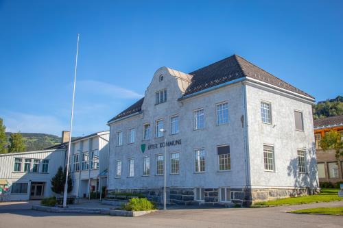 Rådhuset på Tingberg med blå himmel. 
