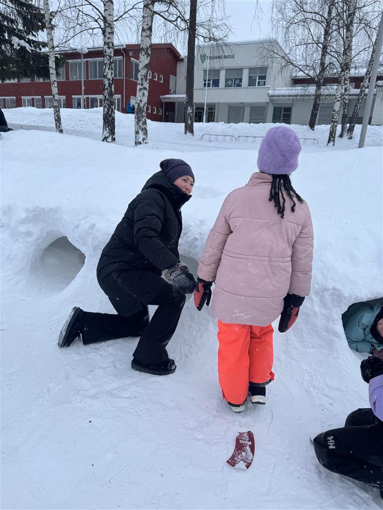 Ordfører Anne Marie sveipe var flyttet kontoret sitt ut i skolegpården og snakket med barna på Solvang skole. - Klikk for stort bilde