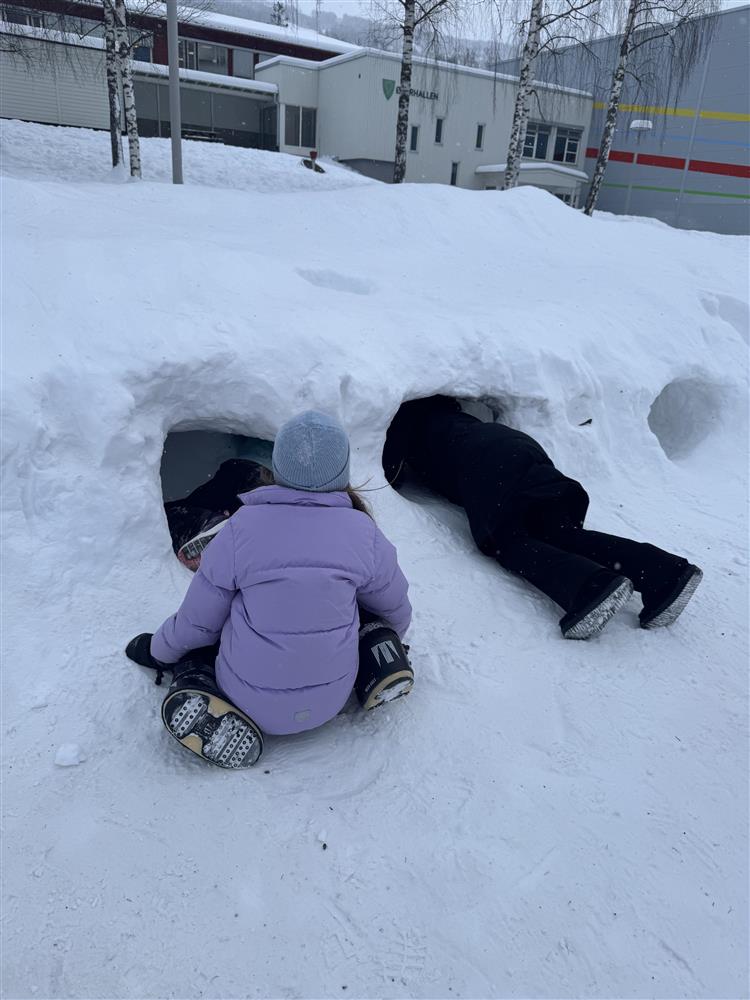 Ordfører Anne Marie sveipe var flyttet kontoret sitt ut i skolegpården og snakket med barna på Solvang skole. - Klikk for stort bilde