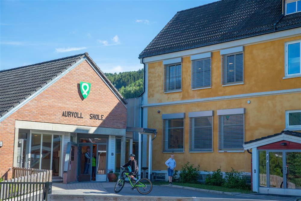 Inngangspartiet til Aurvoll skole - Klikk for stort bilde