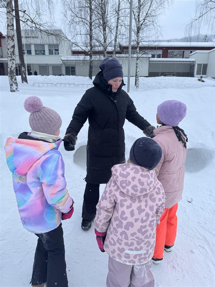 Ordfører Anne Marie sveipe var flyttet kontoret sitt ut i skolegpården og snakket med barna på Solvang skole. - Klikk for stort bilde