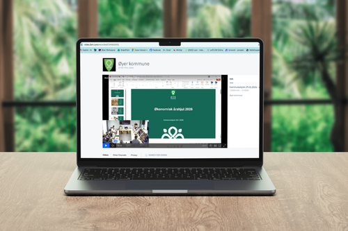 Laptop som viser kommunestyremøte på nett-TV.