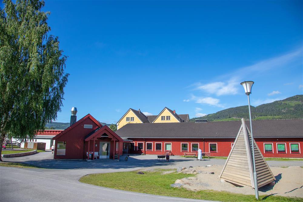SFO på Aurvoll skole med lekeplass utenfor - Klikk for stort bilde