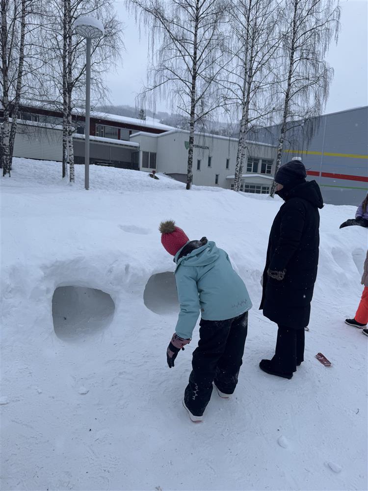 Ordfører Anne Marie sveipe var flyttet kontoret sitt ut i skolegpården og snakket med barna på Solvang skole. - Klikk for stort bilde