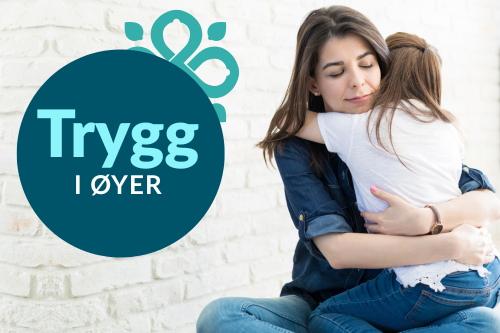 En voksen klemmer et barn i en plakat om "trygg oppvekst".