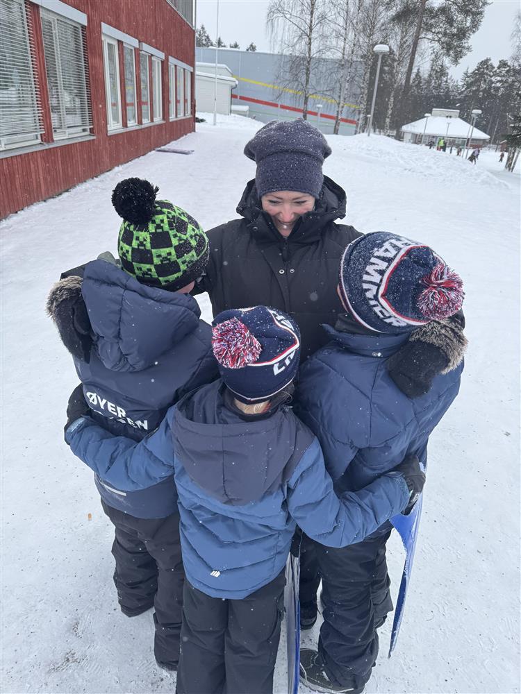 Ordfører Anne Marie sveipe var flyttet kontoret sitt ut i skolegpården og snakket med barna på Solvang skole. - Klikk for stort bilde