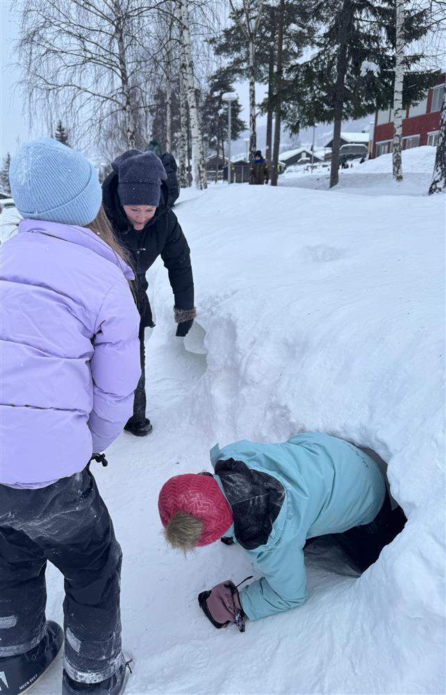 Ordfører Anne Marie sveipe var flyttet kontoret sitt ut i skolegpården og snakket med barna på Solvang skole. - Klikk for stort bilde