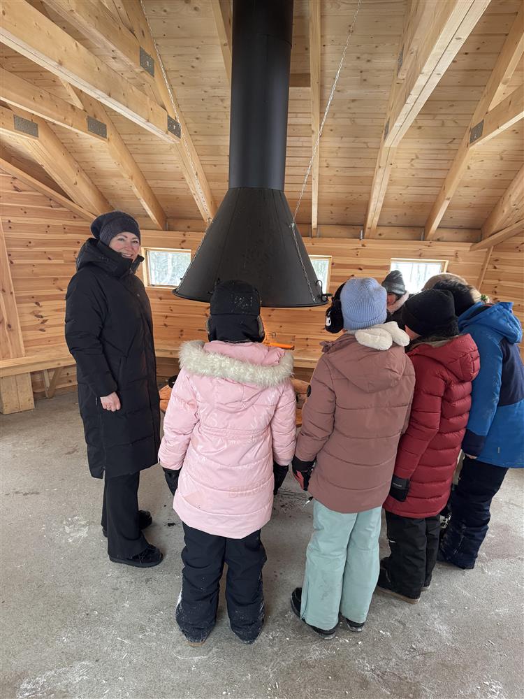 Ordfører Anne Marie sveipe var flyttet kontoret sitt ut i skolegpården og snakket med barna på Solvang skole. - Klikk for stort bilde