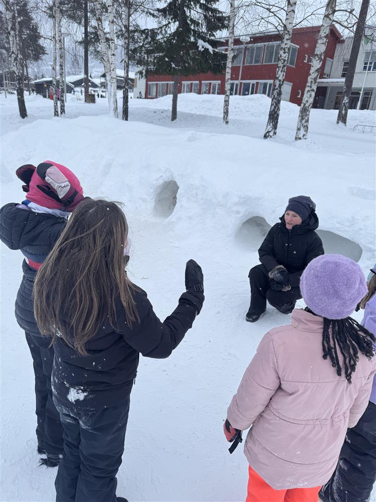 Ordfører Anne Marie sveipe var flyttet kontoret sitt ut i skolegpården og snakket med barna på Solvang skole. - Klikk for stort bilde