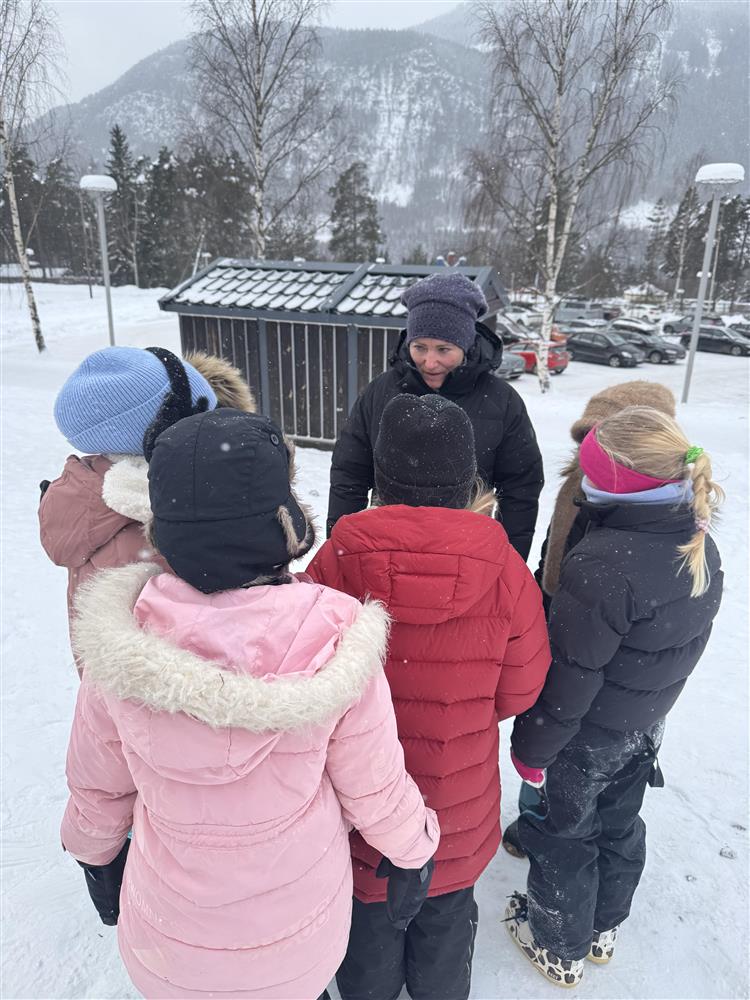 Ordfører Anne Marie sveipe var flyttet kontoret sitt ut i skolegpården og snakket med barna på Solvang skole. - Klikk for stort bilde