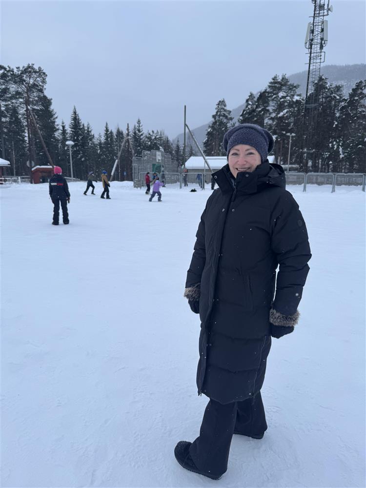 Ordfører Anne Marie sveipe var flyttet kontoret sitt ut i skolegpården og snakket med barna på Solvang skole. - Klikk for stort bilde