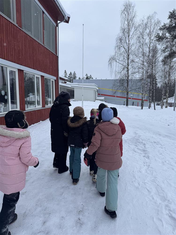 Ordfører Anne Marie sveipe var flyttet kontoret sitt ut i skolegpården og snakket med barna på Solvang skole. - Klikk for stort bilde