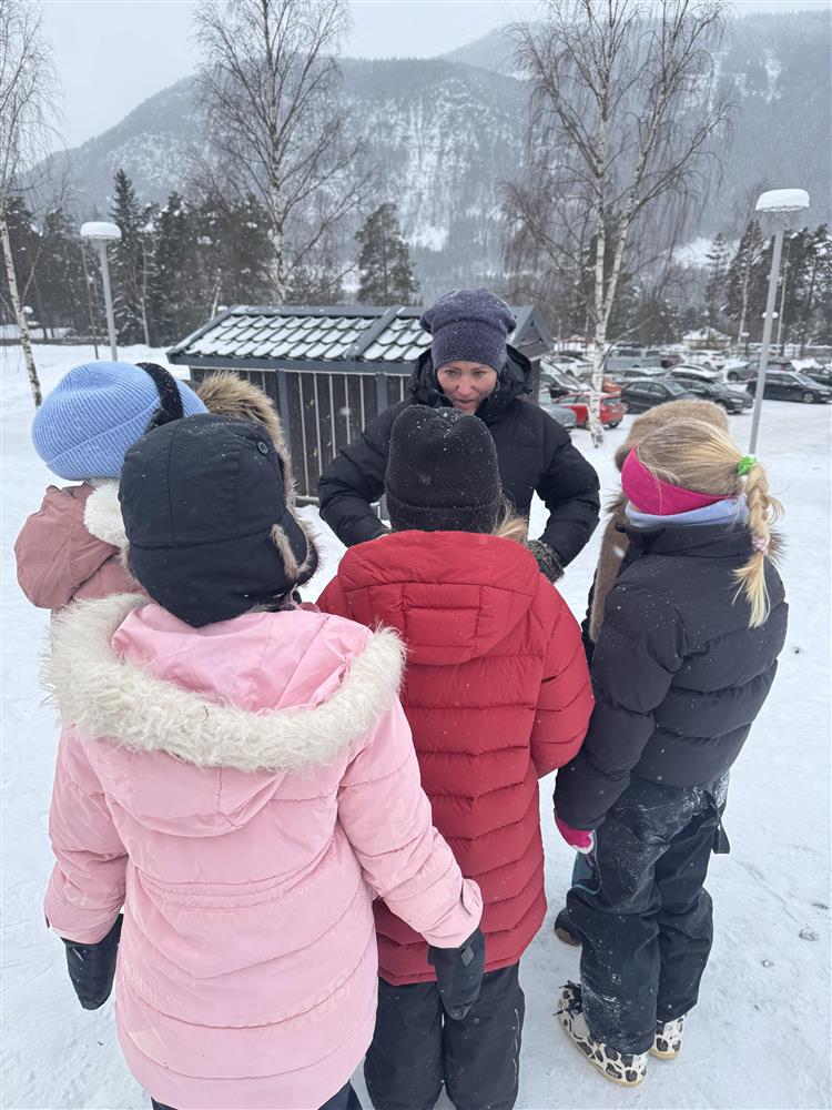Ordfører Anne Marie sveipe var flyttet kontoret sitt ut i skolegpården og snakket med barna på Solvang skole. - Klikk for stort bilde